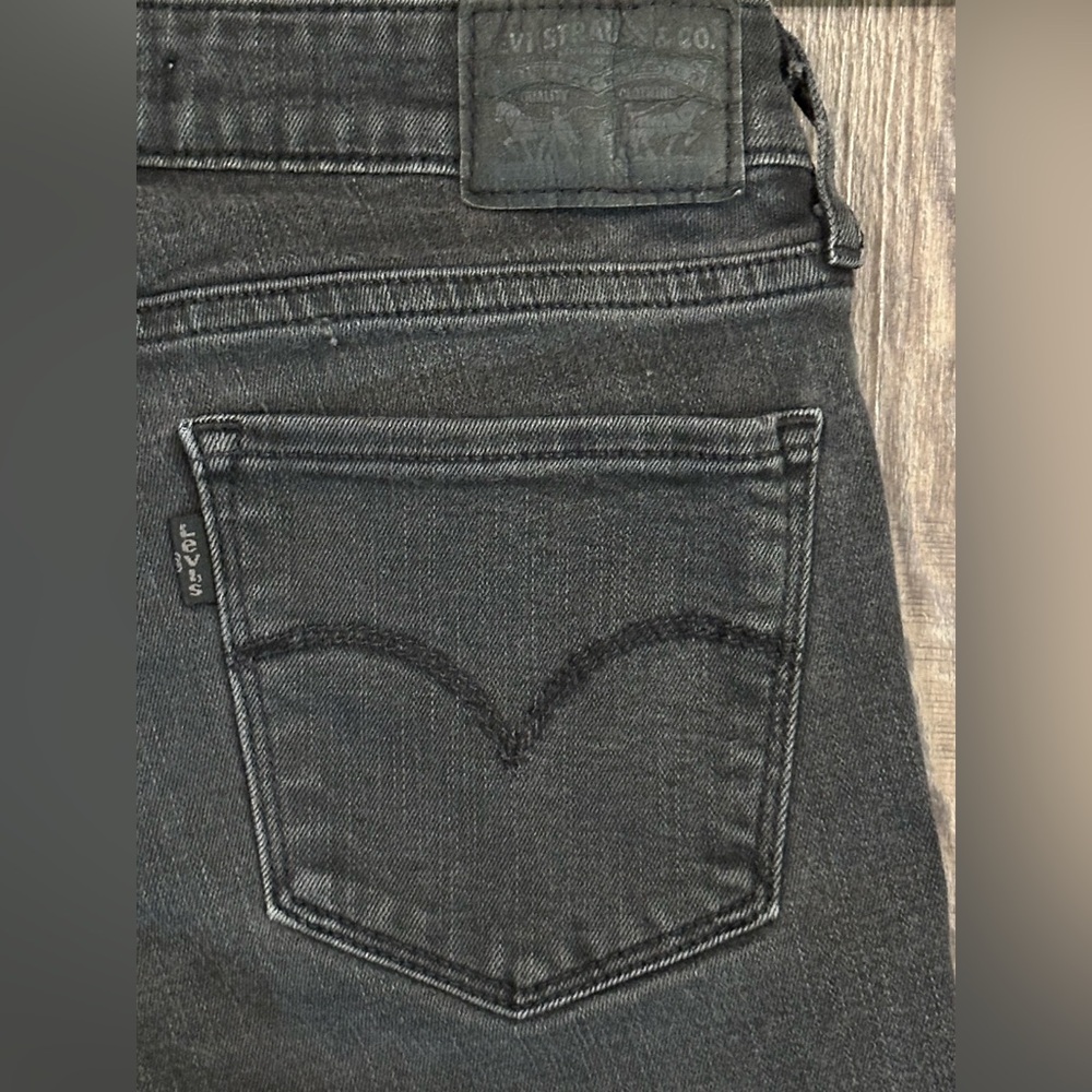 Women’s Levi's 711 Skinny Size 26 Charcoal Black Denim Pants 💙$25